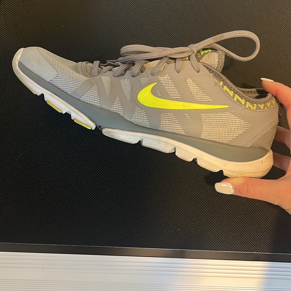 Nike gray training shoe - Picture 4 of 5